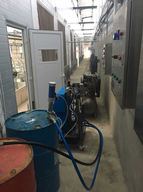 聚氨酯保溫材料有其優(yōu)點(diǎn)(圖1) 聚氨酯材料養(yǎng)殖場(chǎng)保溫施工