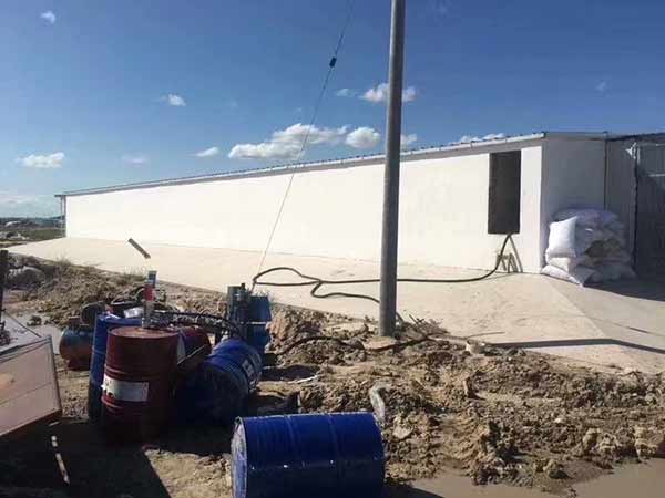 聚氨酯保溫噴涂材料即將迎來下一個(gè)發(fā)展高峰(圖1) 養(yǎng)殖場(chǎng)保溫聚氨酯材料噴涂