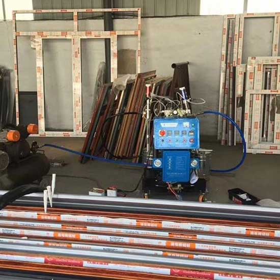 鋁型材填充發(fā)泡機(jī)(圖1) Q2600D斷橋鋁填充發(fā)泡機(jī)