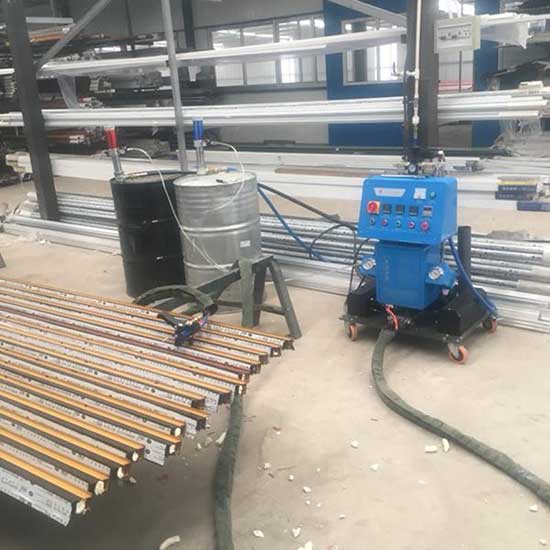 鋁型材澆注發(fā)泡機(jī)(圖2) Q2600D定時(shí)定量聚氨酯鋁型材澆注發(fā)泡機(jī)