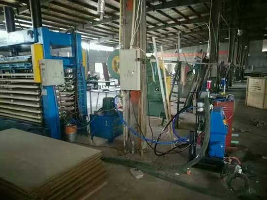 聚氨酯門板發(fā)泡設(shè)備(圖1) Q2600-D聚氨酯門板發(fā)泡設(shè)備