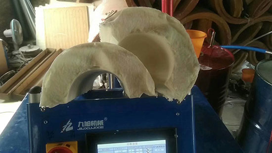 澆注聚氨酯設(shè)備(圖2) 澆注聚氨酯設(shè)備瓦殼案例