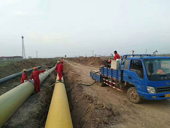 聚氨酯發(fā)泡保溫管接頭補(bǔ)口處理(圖1) 聚氨酯發(fā)泡保溫管接頭補(bǔ)口處理