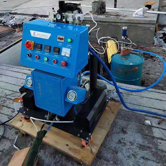 聚氨酯發(fā)泡保溫管接頭補(bǔ)口處理(圖2) Q2600聚氨酯噴涂發(fā)泡機(jī)