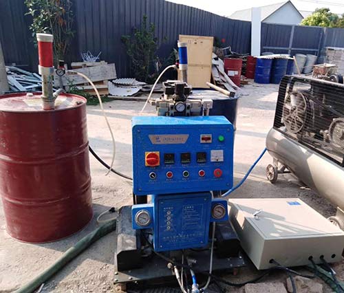 聚氨酯組合料噴涂機(圖1) Q2600聚氨酯組合料噴涂機