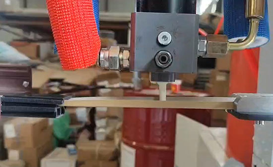 鋁型材澆注發(fā)泡機(jī)(圖4) 紙帶式穿條機(jī) 聚氨酯鋁型材澆注發(fā)泡機(jī)