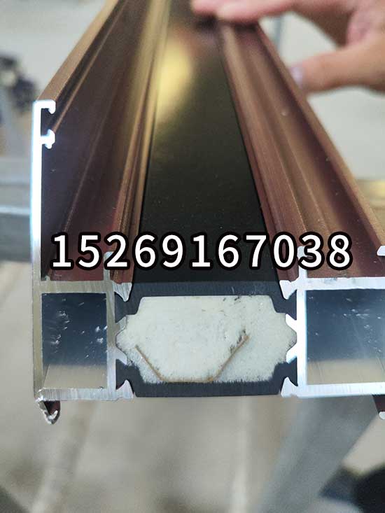 鋁型材澆注發(fā)泡機(jī)(圖3) 紙帶式穿條機(jī) 聚氨酯鋁型材澆注發(fā)泡機(jī)