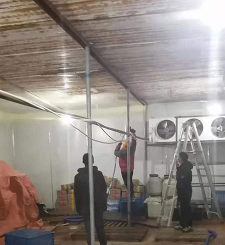 建筑保溫聚氨酯發(fā)泡機(圖2) 冷庫噴涂墻面內(nèi)鋼構(gòu)及外面彩鋼板